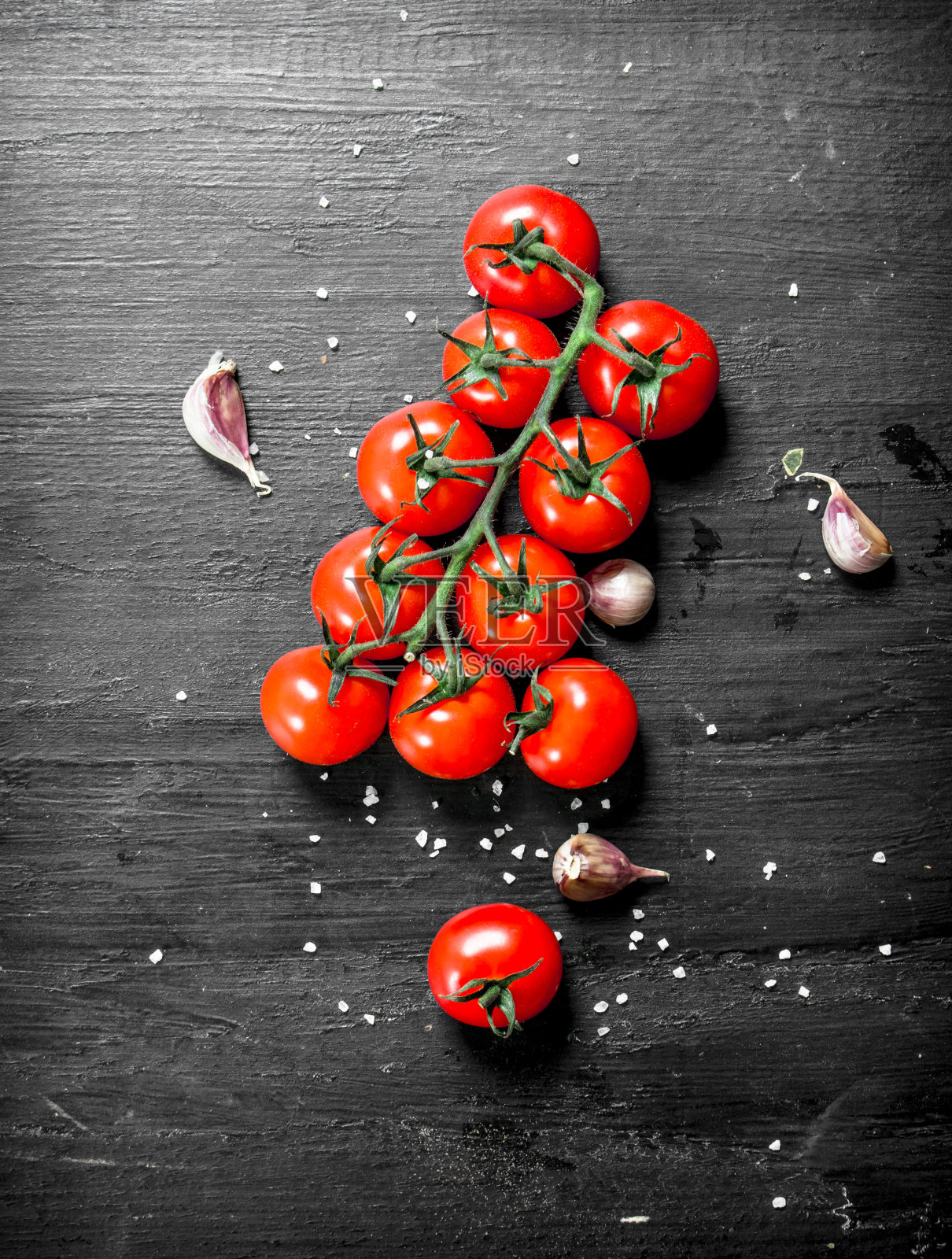 熟透的西红柿加大蒜和盐。照片摄影图片