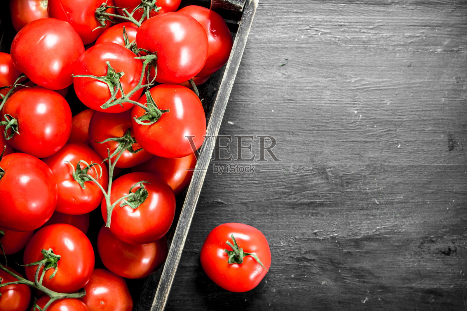 一盒新鲜的西红柿。照片摄影图片
