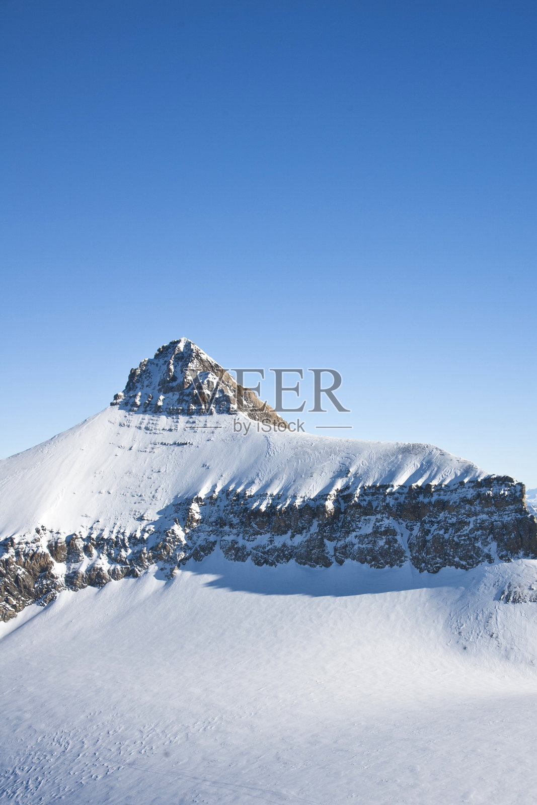 瑞士格施塔德的风景，冬天下雪照片摄影图片