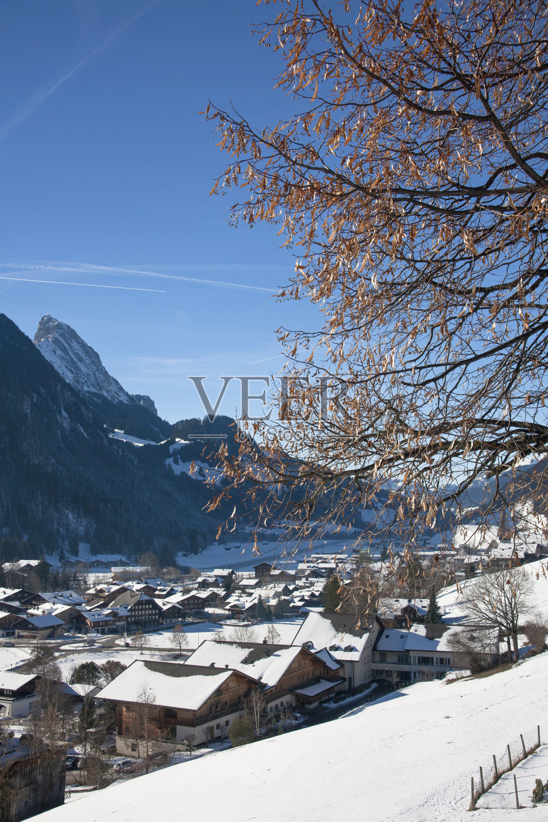 瑞士格施塔德的风景，冬天下雪照片摄影图片