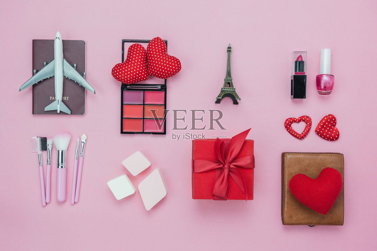 桌面视图鸟瞰图装饰情人节的背景概念。平铺必需品红心和礼品盒上的现代粉色纸与服装女人和化妆品旅行法国巴黎。照片摄影图片