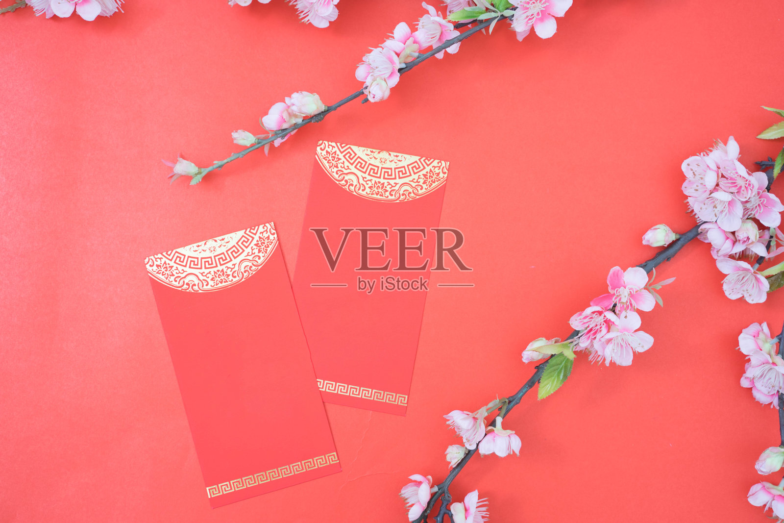 中国新年庆祝活动，红色背景上的红花和梅花照片摄影图片