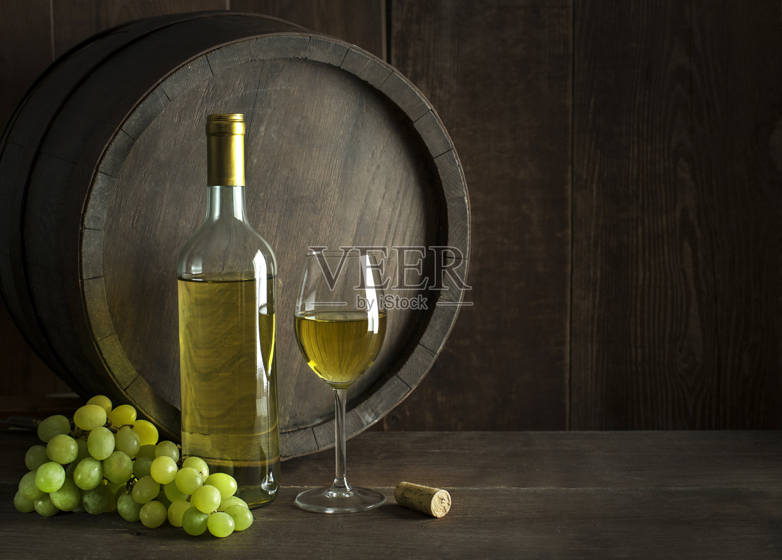 白葡萄酒瓶和玻璃杯照片摄影图片