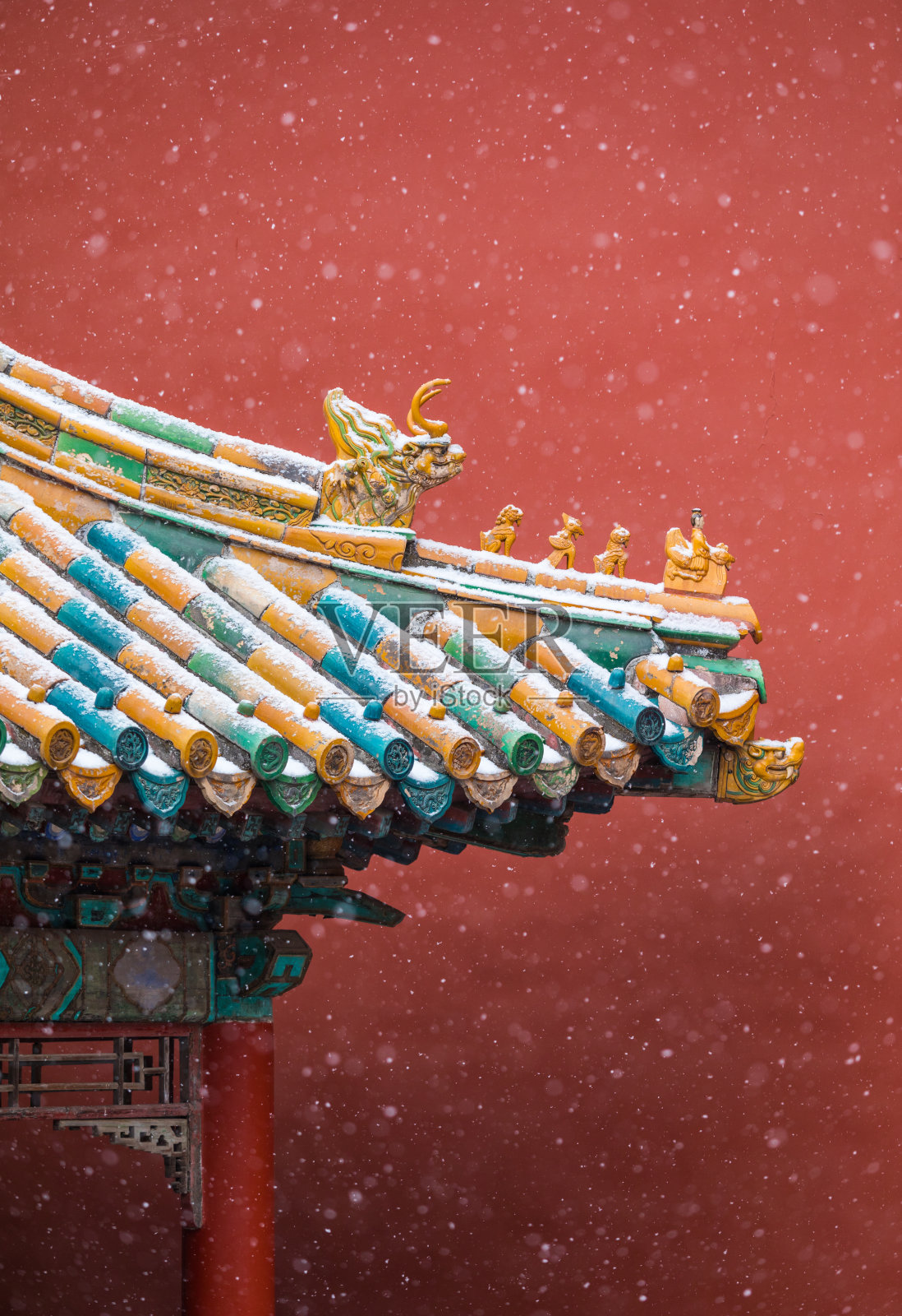中国传统风格的凉亭与五颜六色的屋顶在雪照片摄影图片