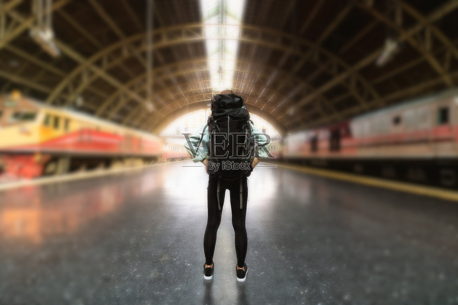 年轻的亚洲背包女站在火车站的背影。旅行的生活方式的概念。照片摄影图片