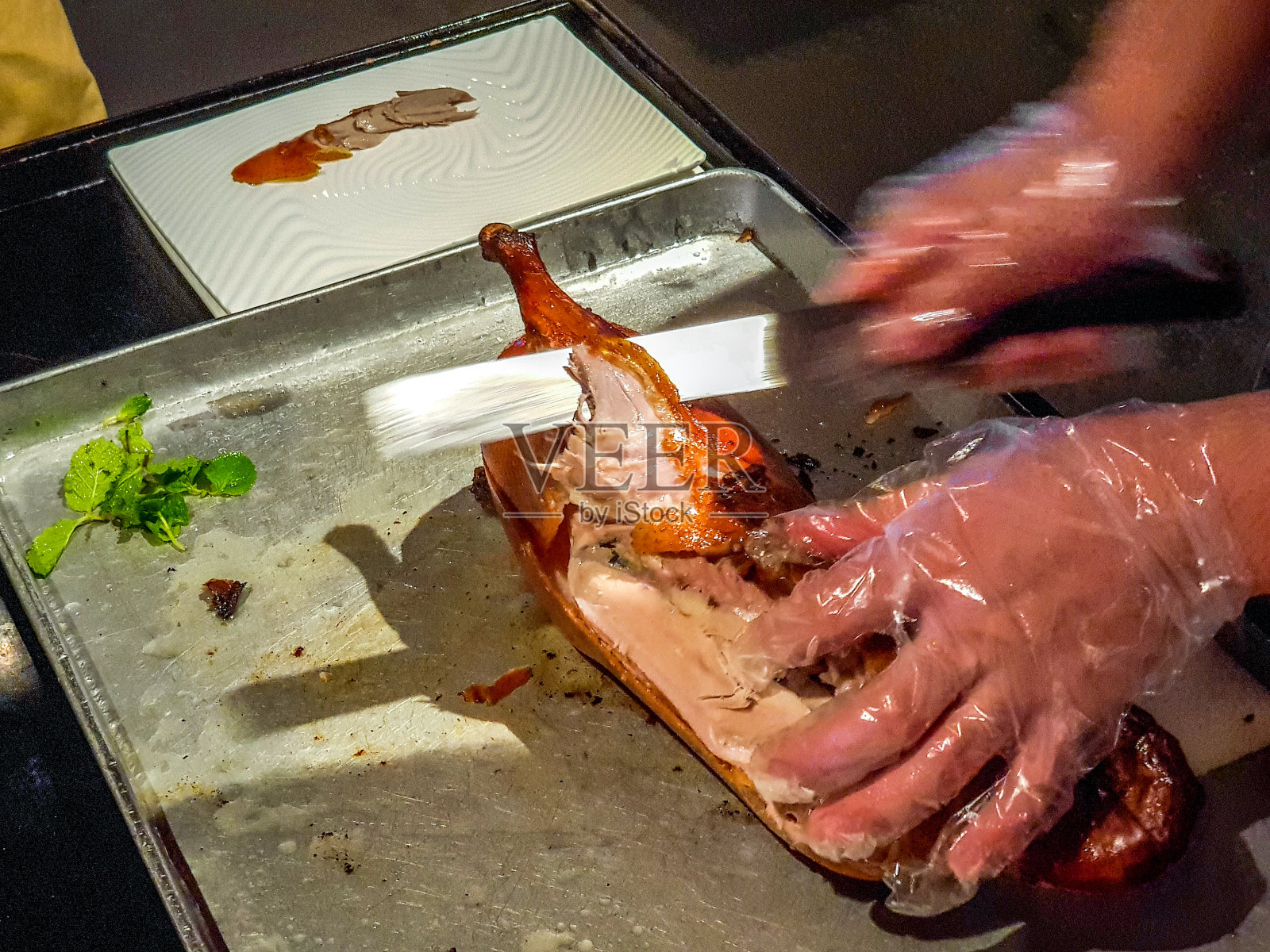 北京烤鸭的切割照片摄影图片