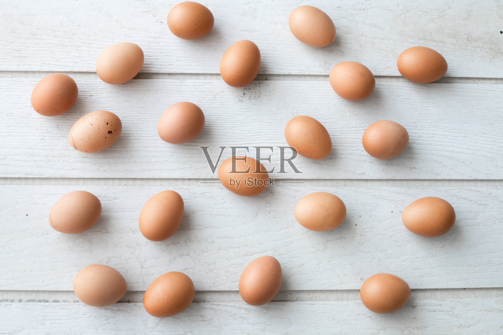 白色厨房餐桌纹理背景与新鲜鸡蛋设置。照片摄影图片