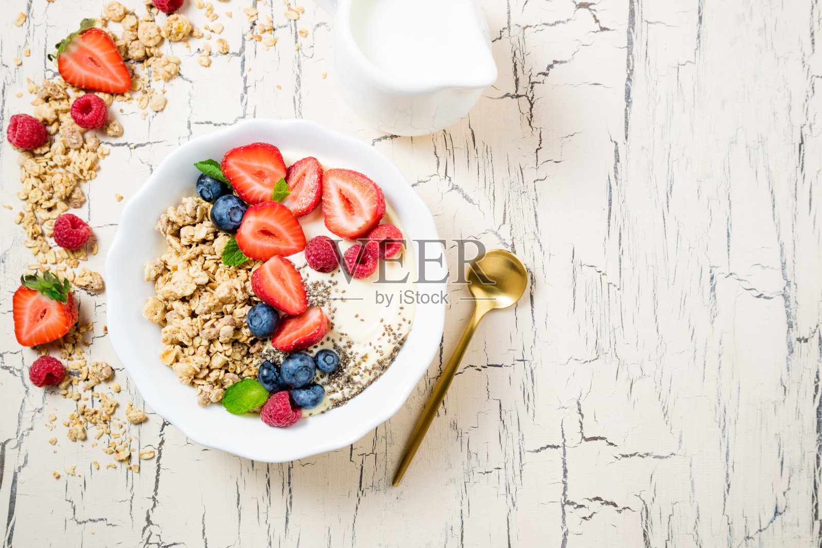 早餐燕麦卷配浆果和酸奶。燕麦粥或什锦麦片配草莓、蓝莓和覆盆子。节食、健康饮食的概念照片摄影图片
