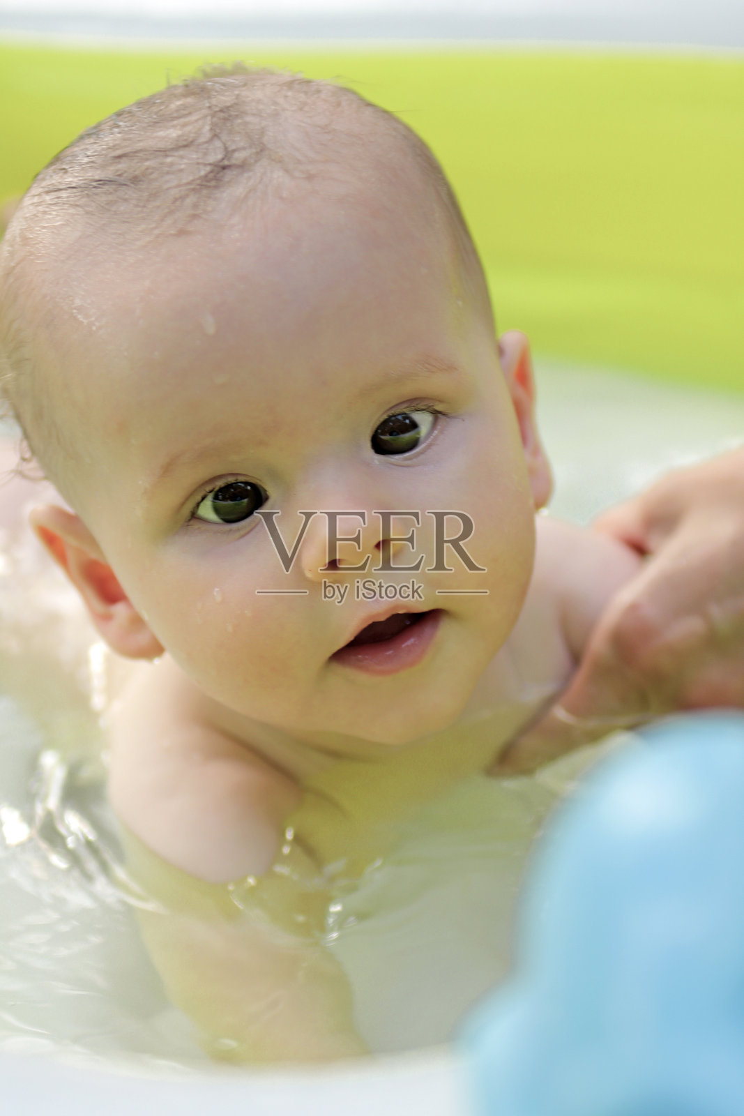 一个快乐的婴儿在儿童游泳池游泳的肖像照片摄影图片