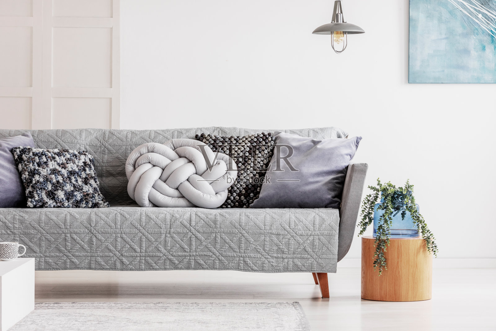 枕头在灰色舒适的沙发在时尚的客厅内部照片摄影图片