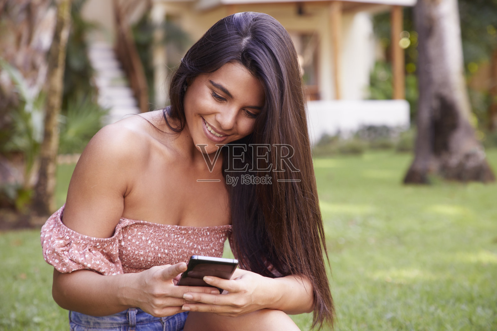智能手机上的微笑女人照片摄影图片