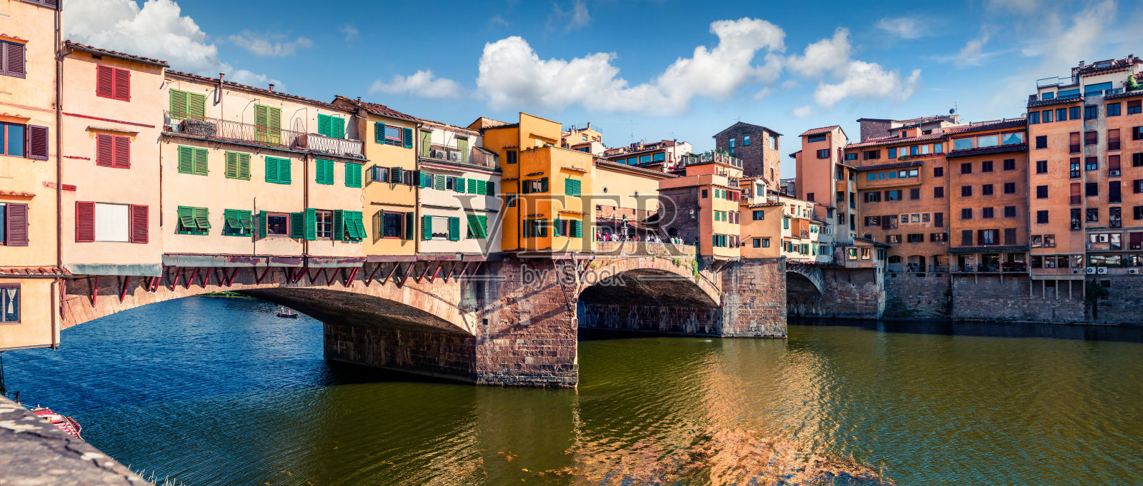 风景如画的中世纪拱形河桥与罗马起源-韦基奥桥。色彩斑斓的春天早晨的阿尔诺河在佛罗伦萨，意大利，欧洲。旅游概念的背景。照片摄影图片