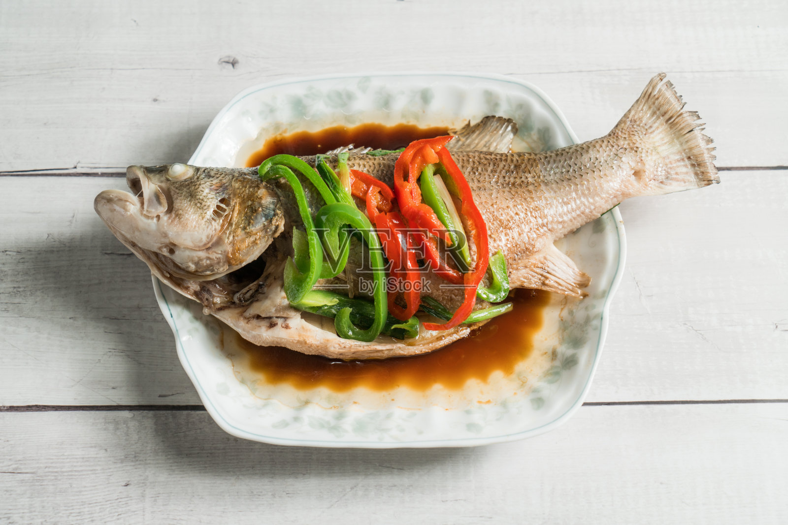 中国传统食物，蒸鲈鱼照片摄影图片