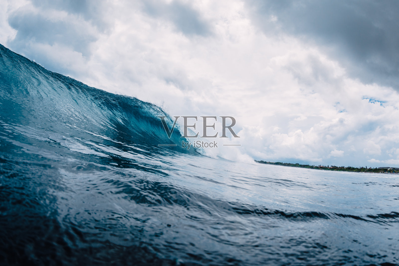 大海里的蓝色波浪。用蓝色的水打破波浪照片摄影图片