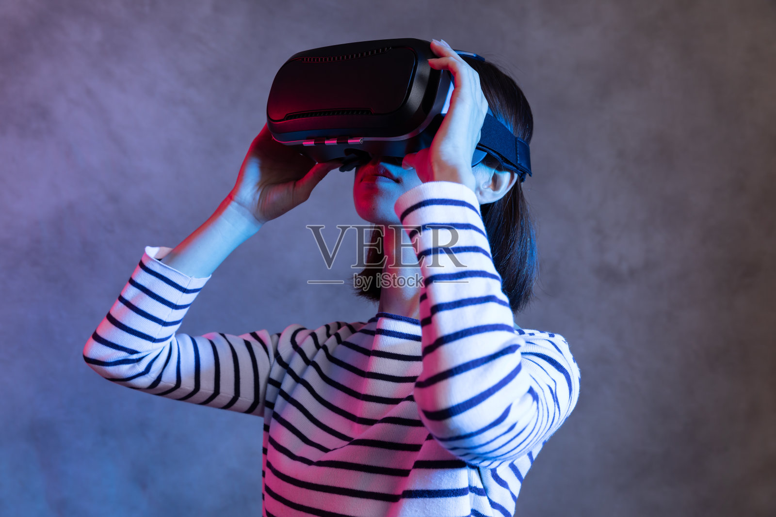 迷人的亚洲女孩戴着VR眼镜照片摄影图片