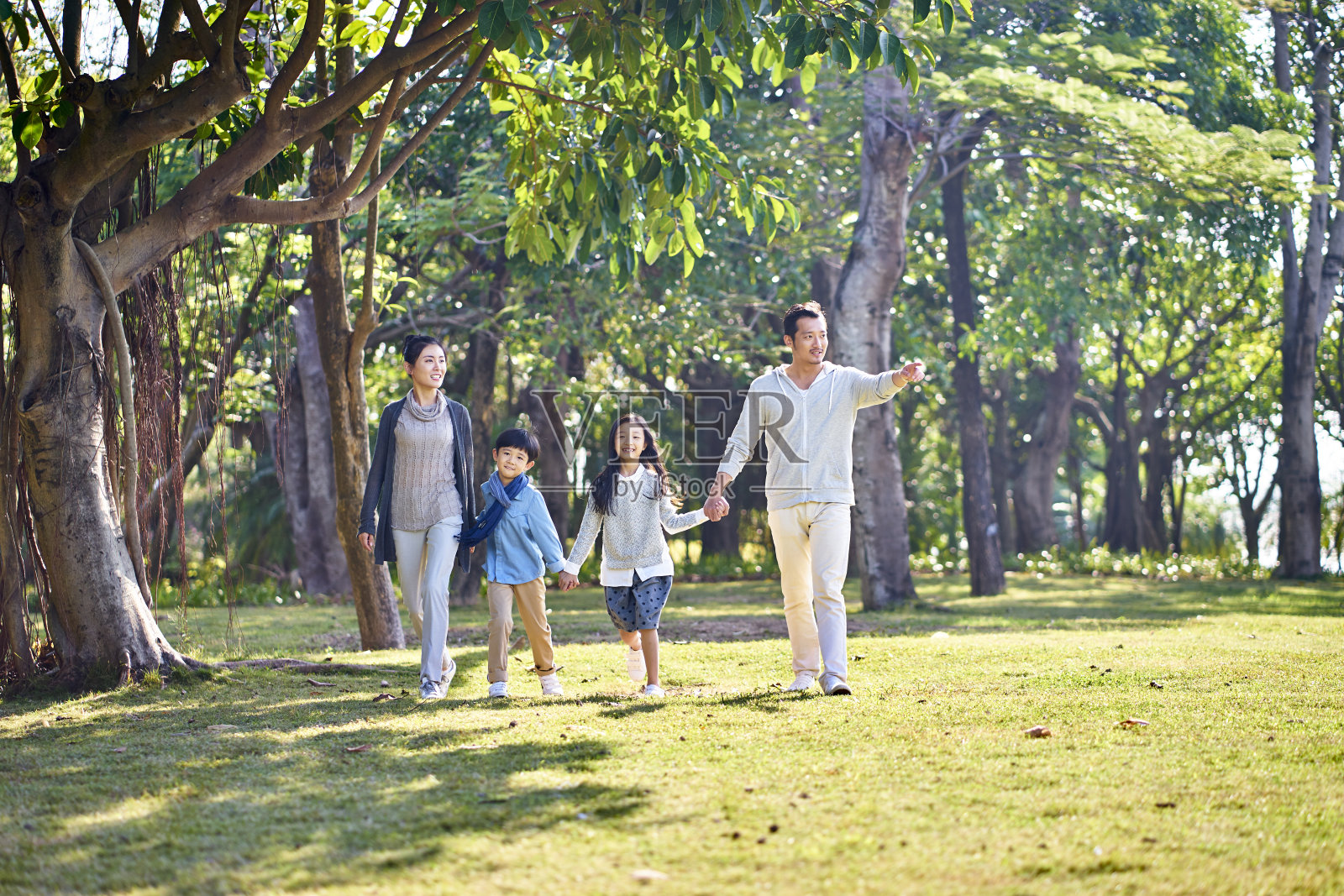 快乐的亚洲家庭在公园散步照片摄影图片