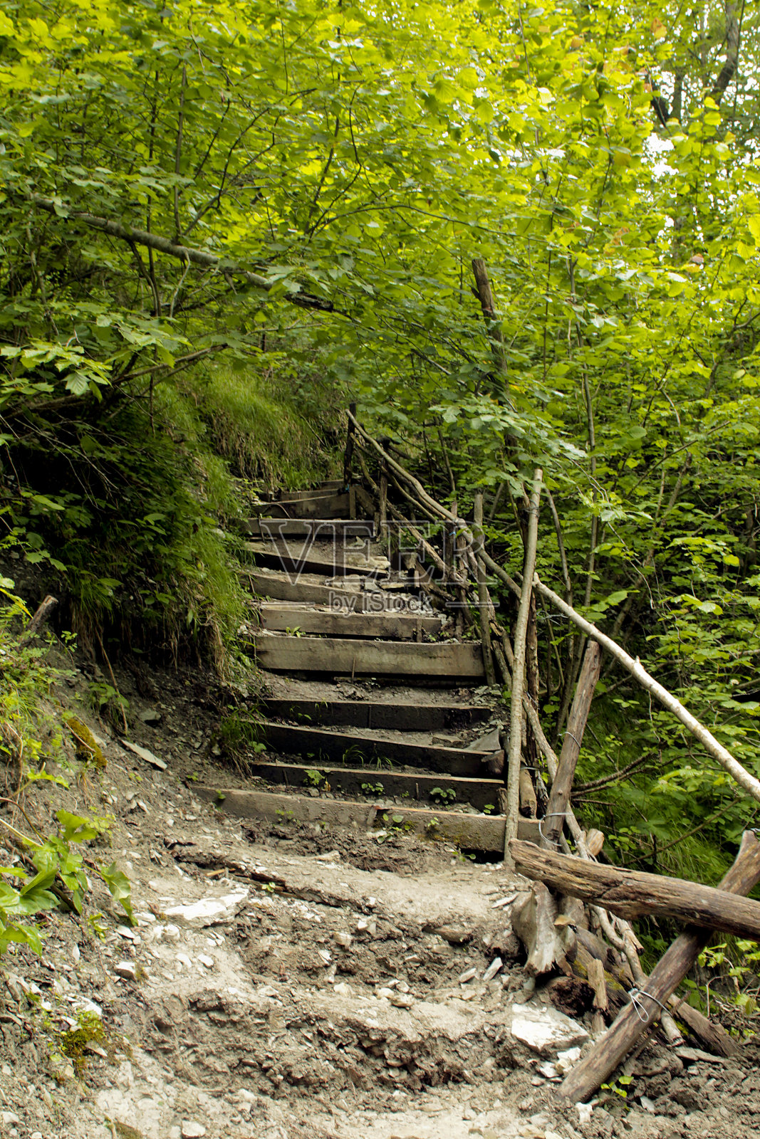 楼梯在自然的荒野旁边的水库。照片摄影图片