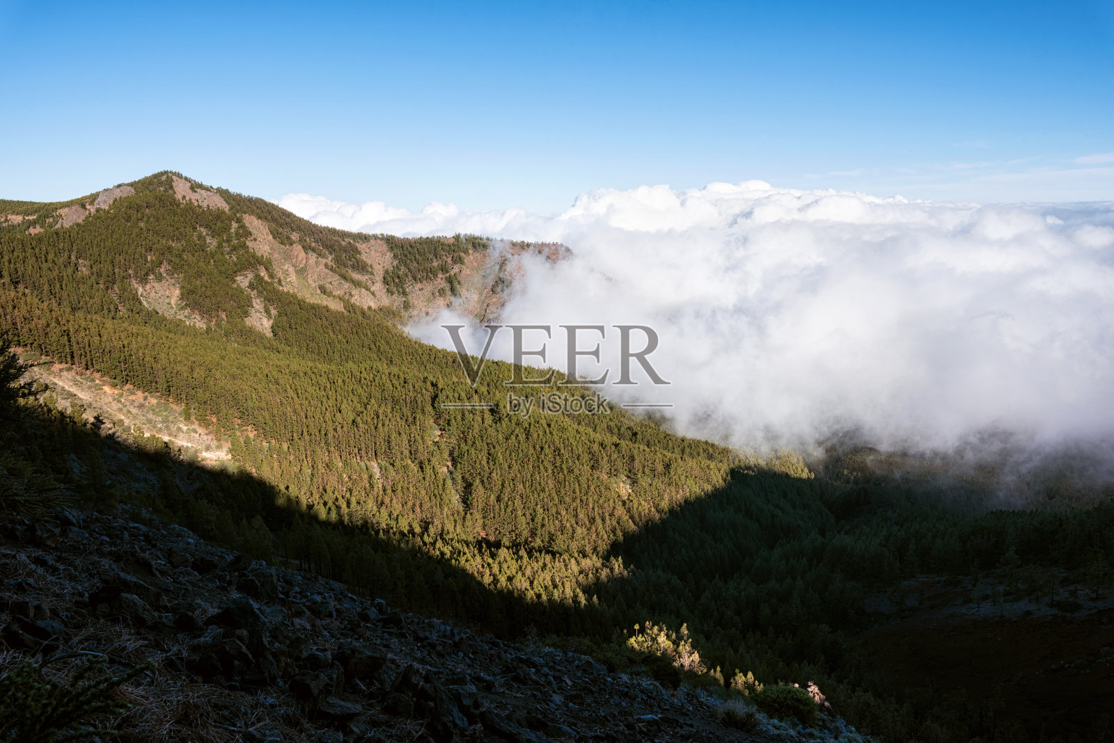 加那利群岛特内里费岛泰德国家公园自然景观中的上升云。照片摄影图片