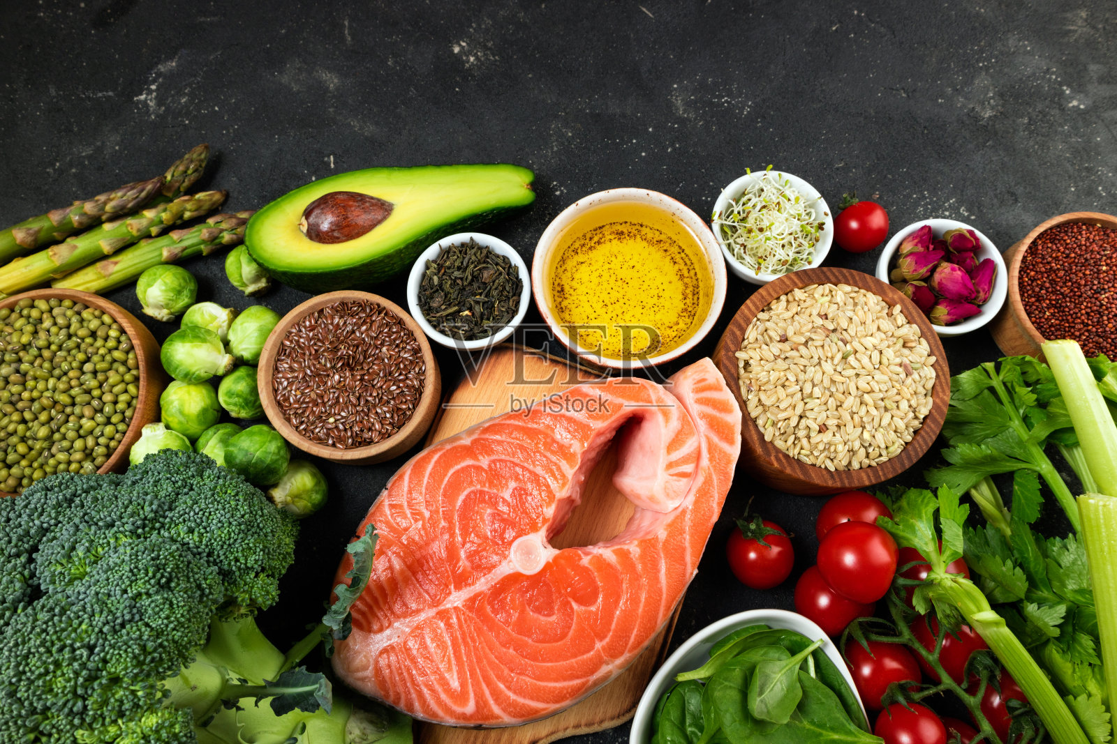 平铺的健康食品。选择健康的鱼类，蔬菜，豆类，抗氧化剂和omega - 3的来源。健康食品、健康饮食、健康生活理念照片摄影图片