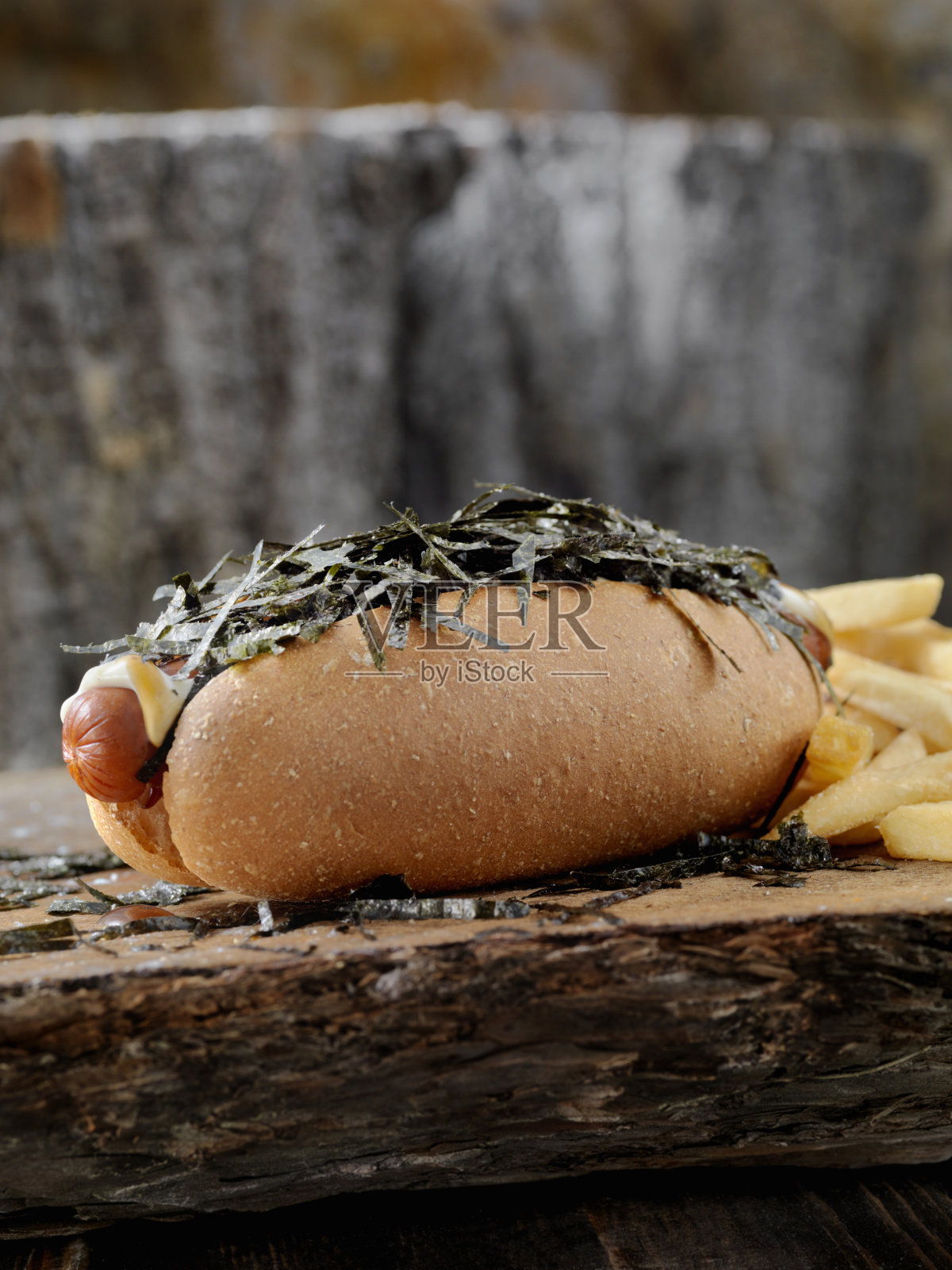 日式照烧热狗配蛋黄酱、海藻和薯条照片摄影图片