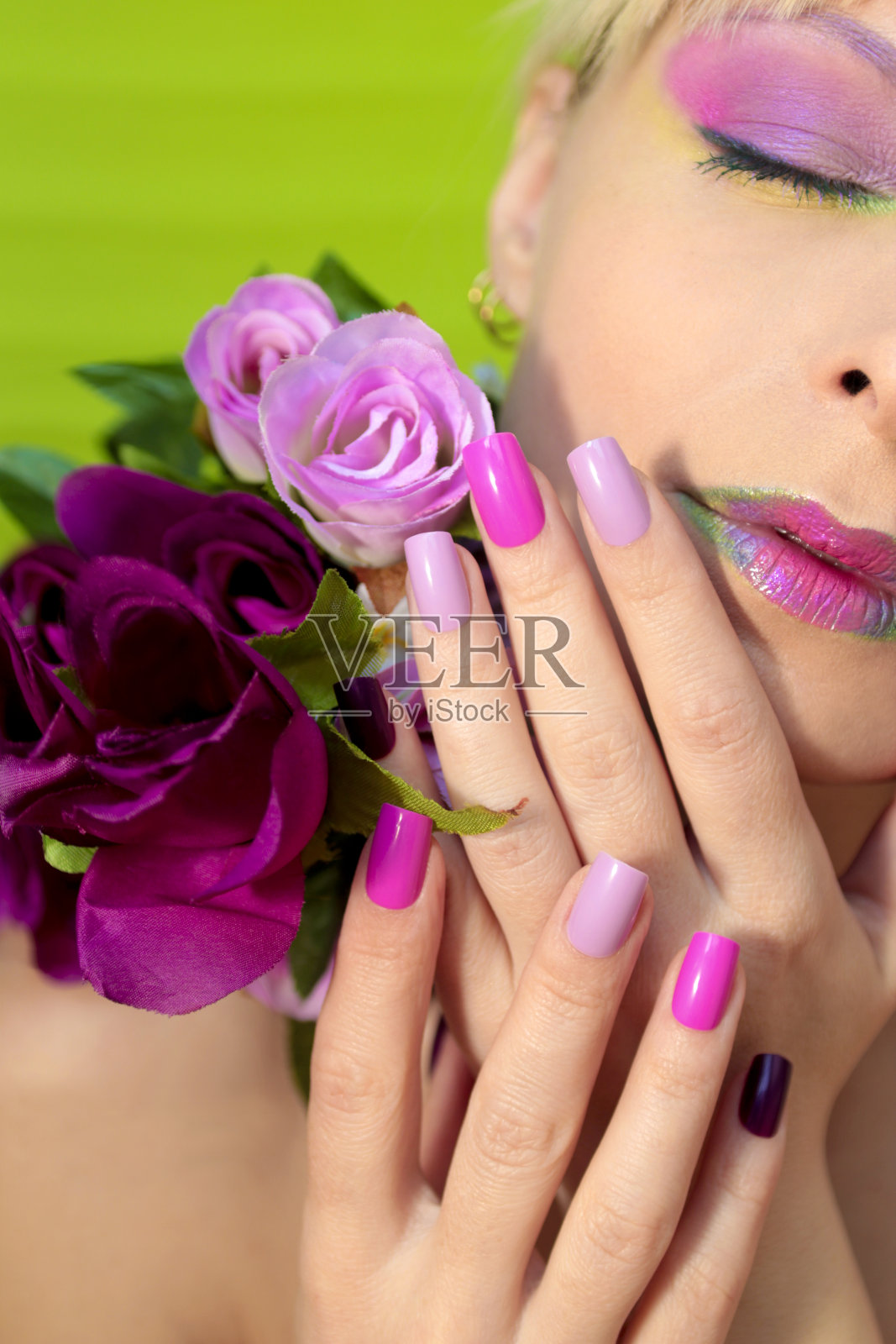 多色的化妆和美甲在粉色淡紫色柔和的颜色。照片摄影图片