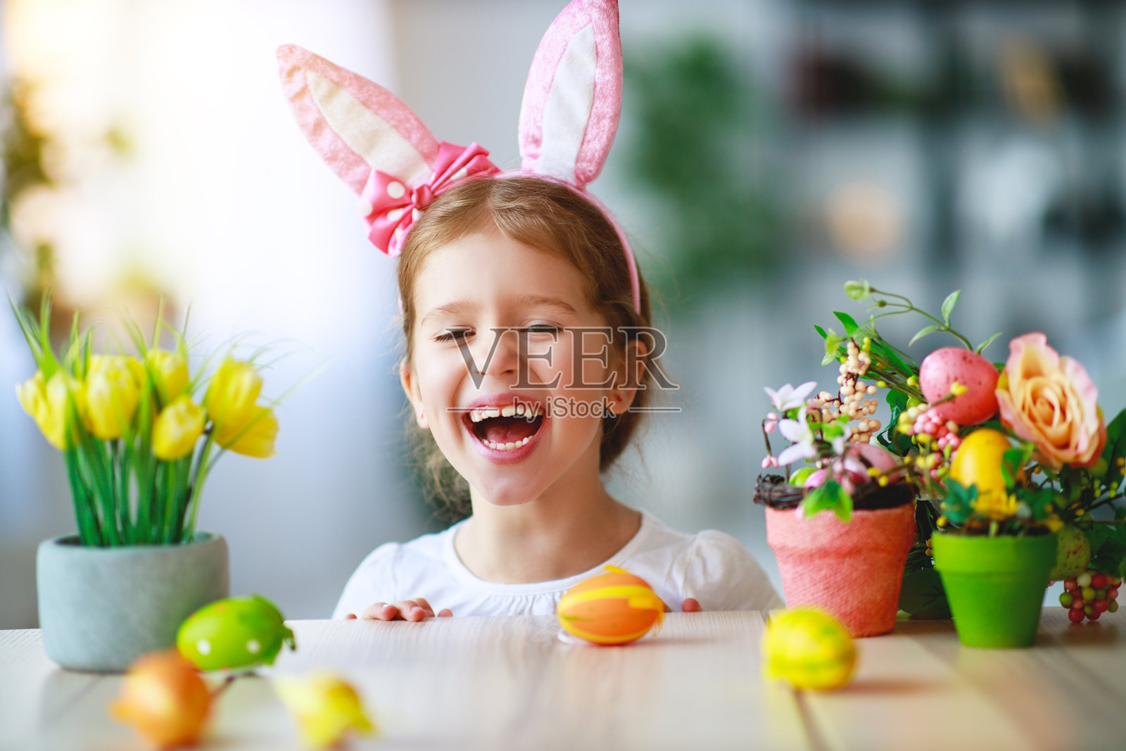 复活节快乐!可爱的小女孩，有兔子耳朵和鸡蛋照片摄影图片