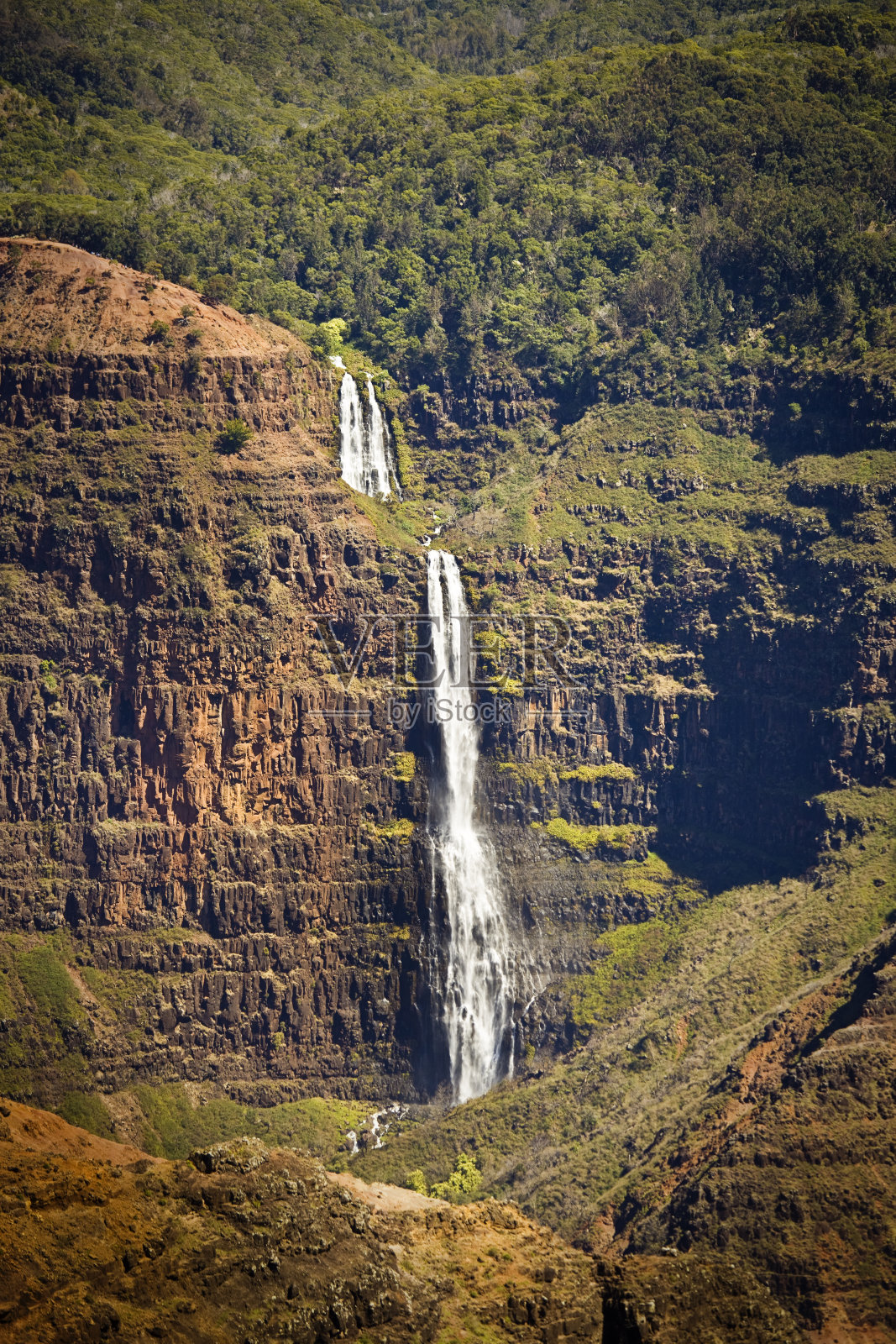 夏威夷考艾岛威美亚峡谷的瀑布照片摄影图片