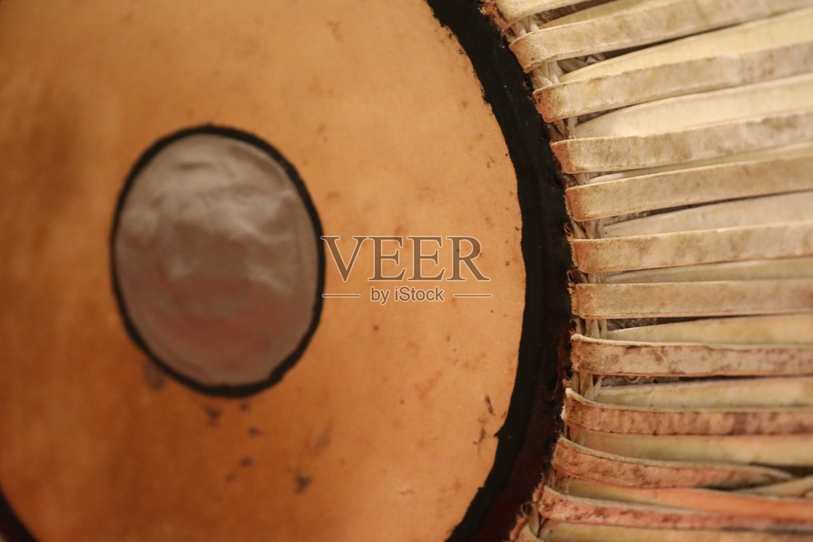 水牛皮革制的古鼓，手工制作的乐器照片摄影图片