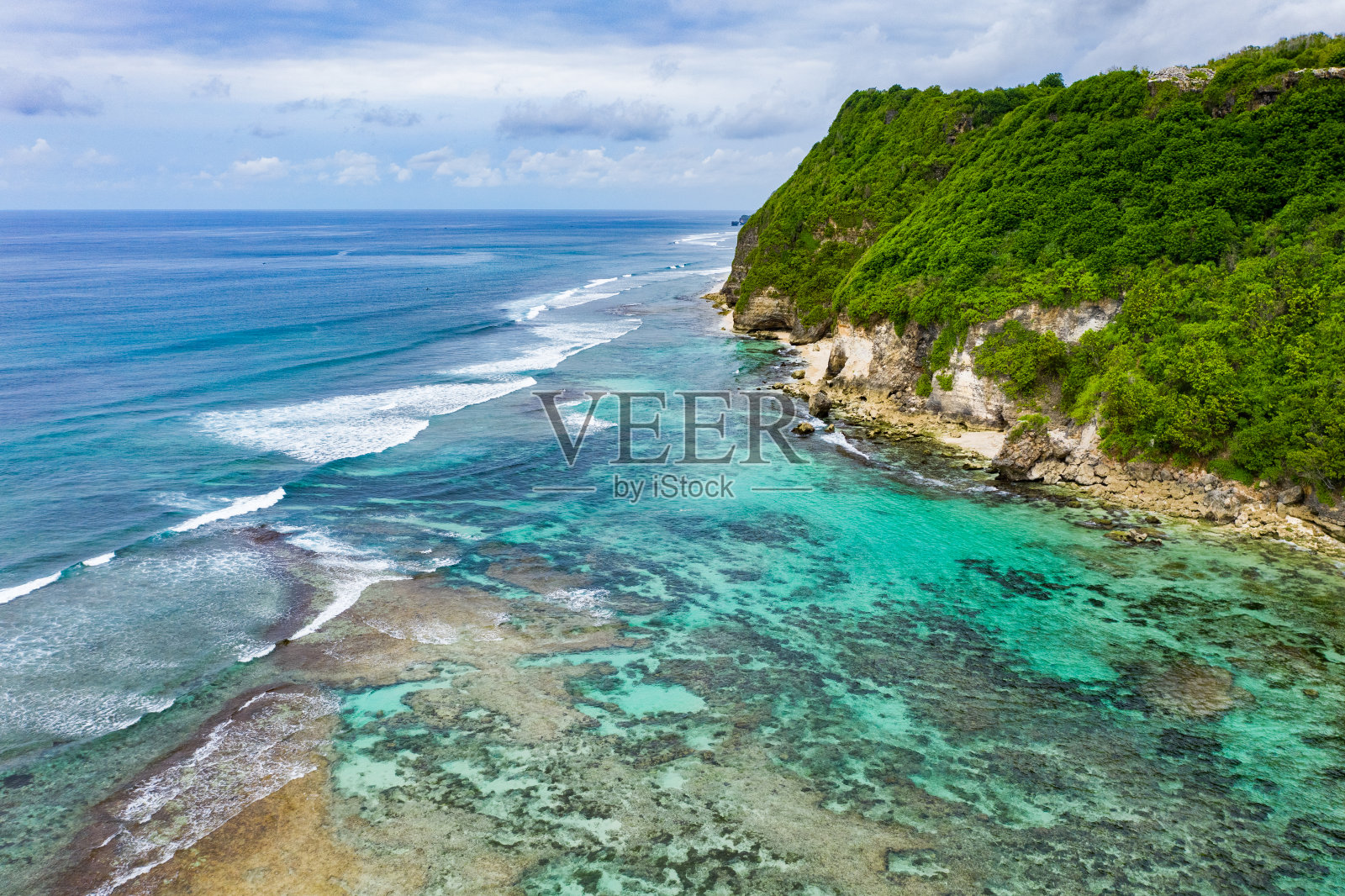 巴厘岛-从上面看海滩。无人机拍摄的照片摄影图片
