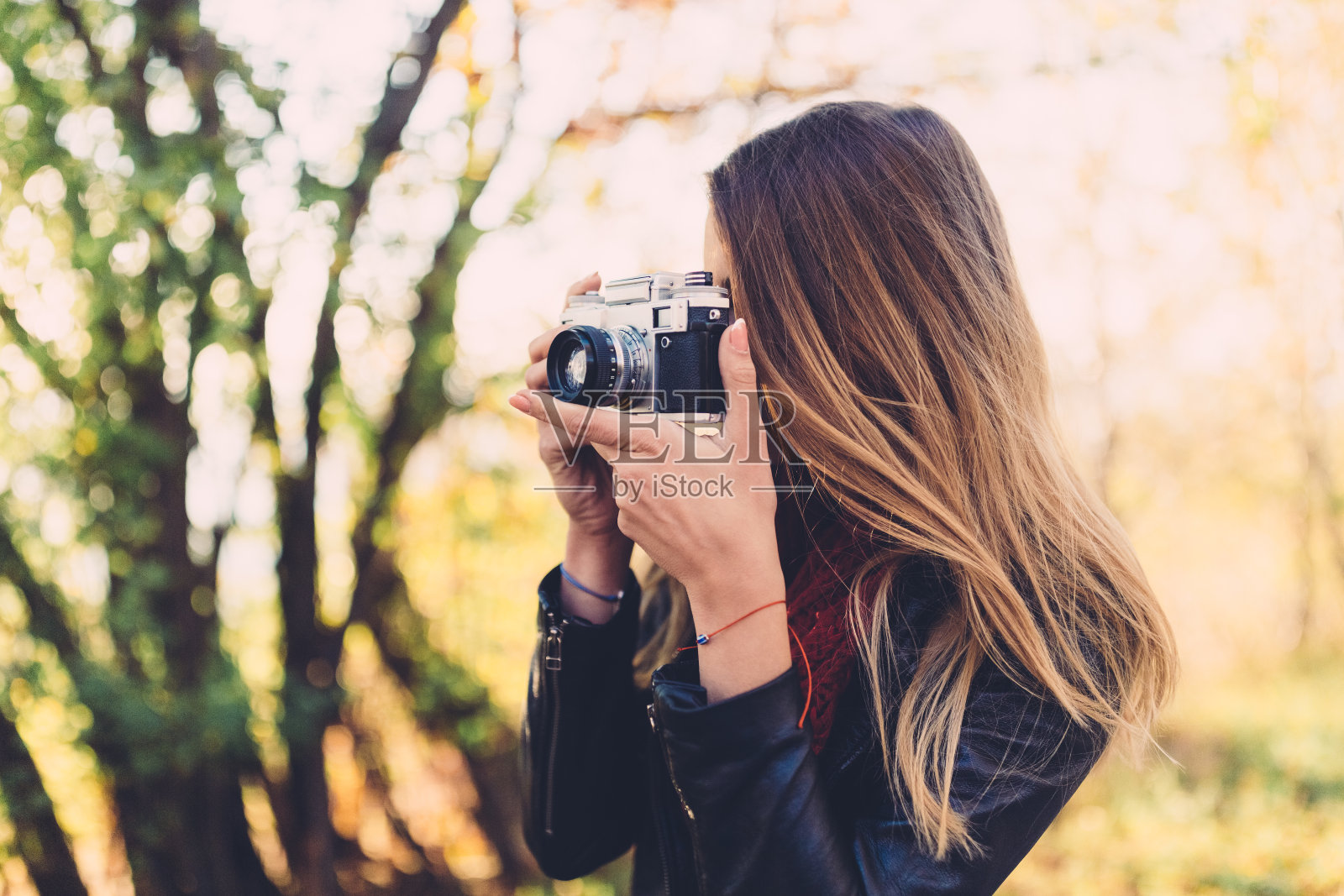 女孩拍摄秋天的季节照片摄影图片