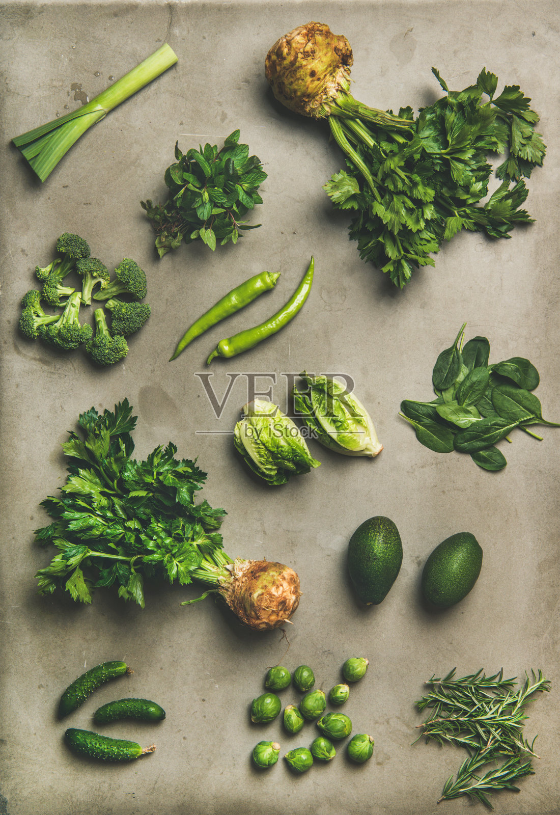健康的素食沙拉配料布局在混凝土桌子的背景照片摄影图片