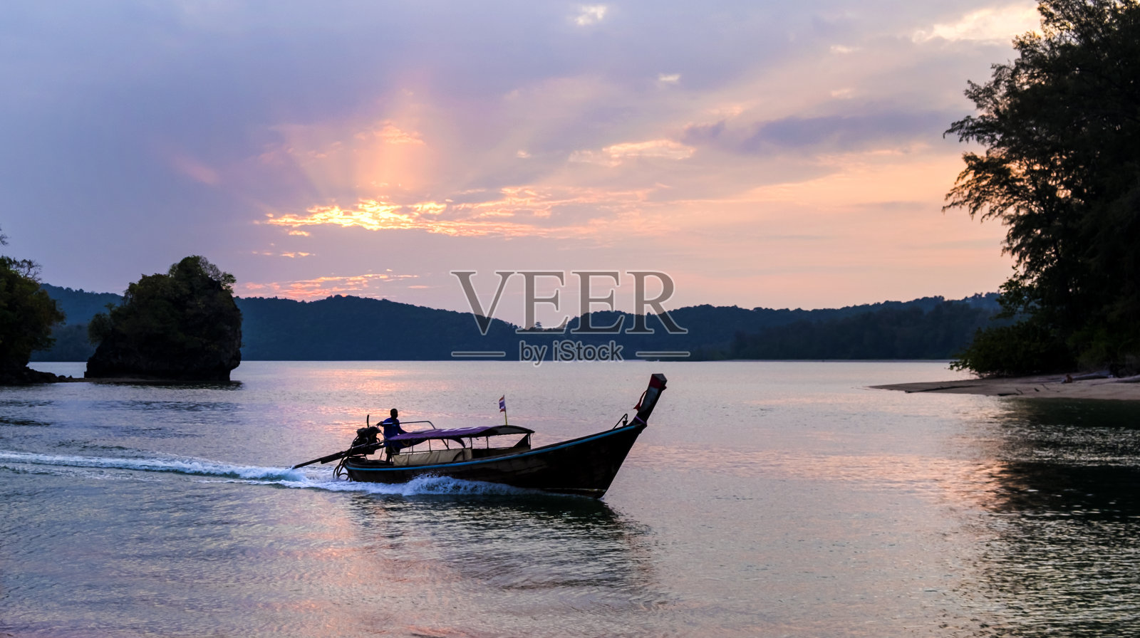 甲米省日落时的泰国传统长尾木船。泰国。照片摄影图片