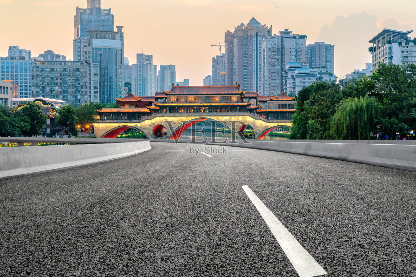 空旷的公路与城市景观和天际线的成都，中国。照片摄影图片