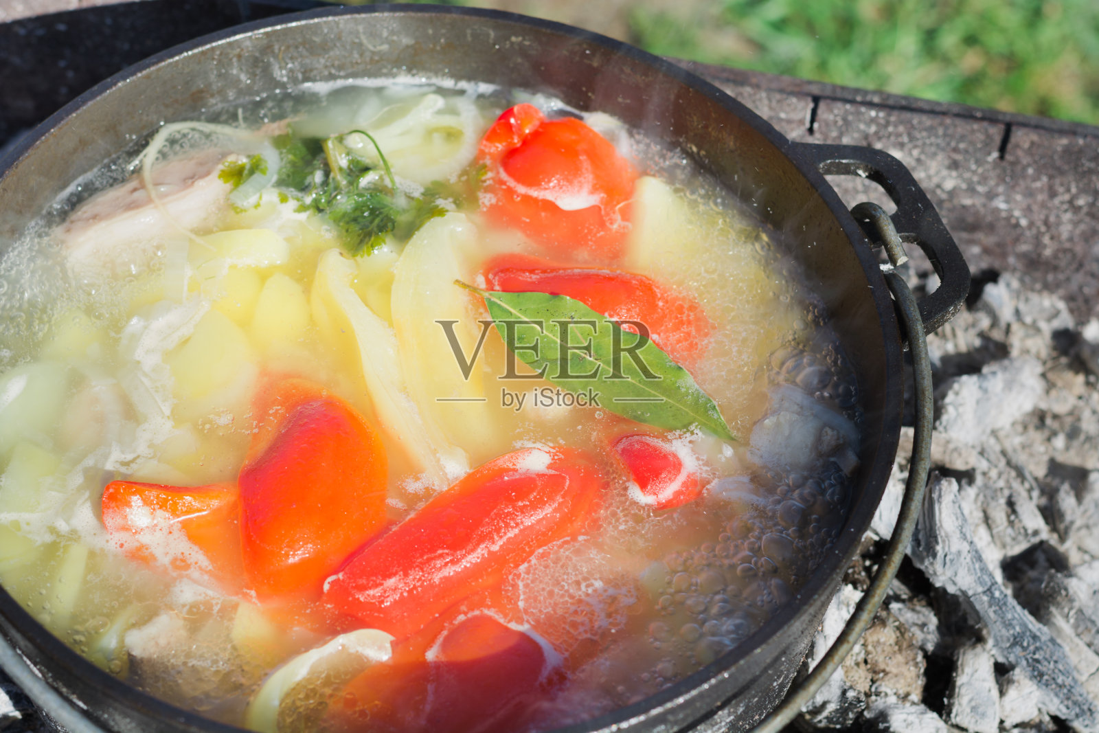 什巴汤在铸铁锅外。徒步旅行的食物。照片摄影图片