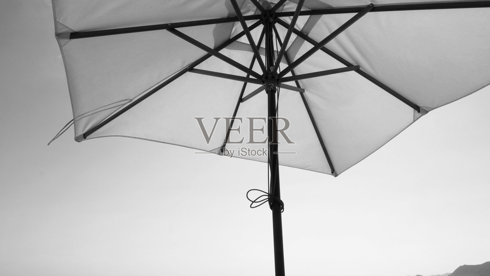 白色的织物颜色纹理沙滩伞和棕色的木三脚架与白云和晴朗的蓝天夏日阳光日低角度视角相机亚洲旅游泰国芭堤雅。照片摄影图片