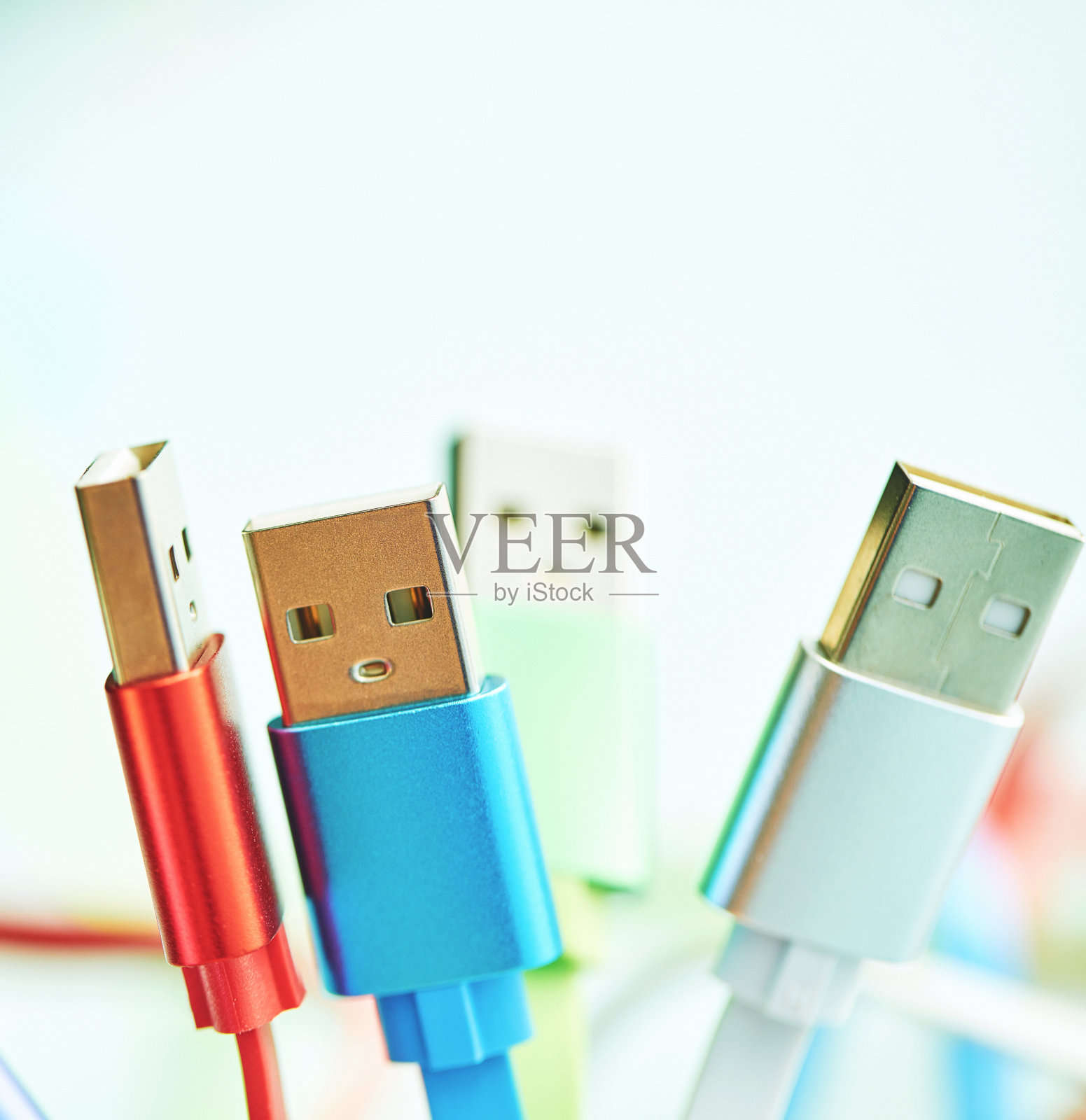 五彩缤纷的USB充电线照片摄影图片