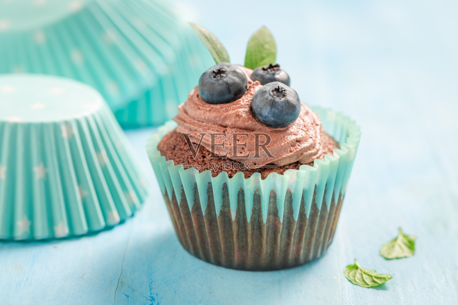 美味的蓝莓蛋糕和巧克力奶油照片摄影图片