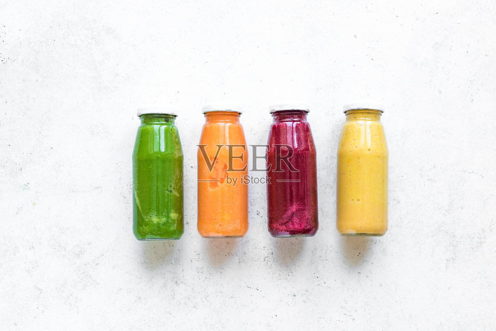 色彩鲜艳的果汁瓶照片摄影图片