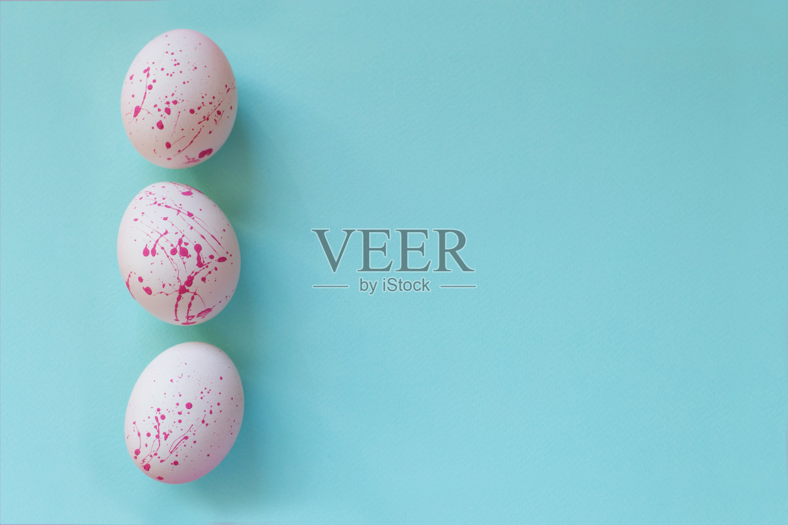 顶视图的复活节彩蛋在白色和粉红色的蓝色。复活节的背景。春季假期复活节背景。邀请，贺卡艺术，复制空间照片摄影图片