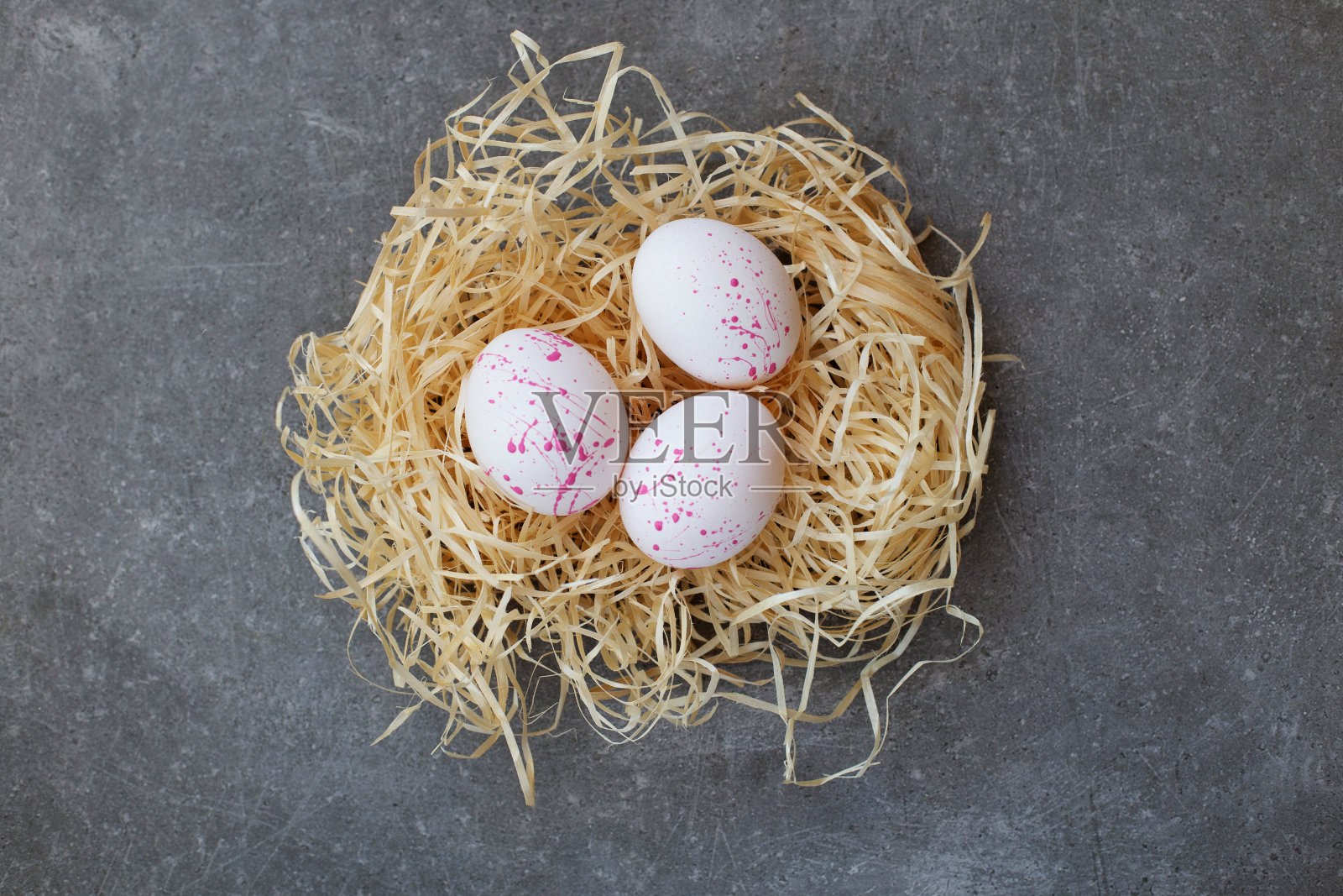 顶视图的复活节蛋颜色在白色和粉红色的巢。复活节的背景。春季假期复活节背景。邀请，贺卡艺术照片摄影图片