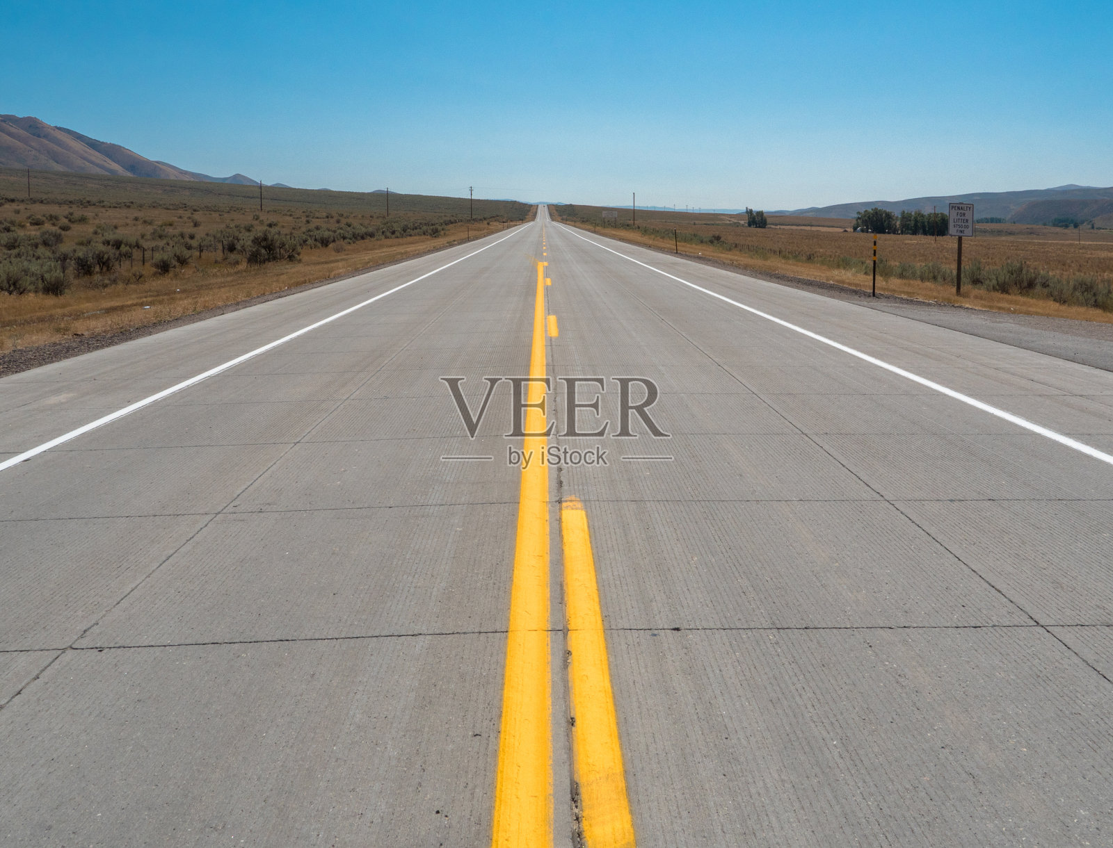 美国犹他州一条孤独的直路照片摄影图片