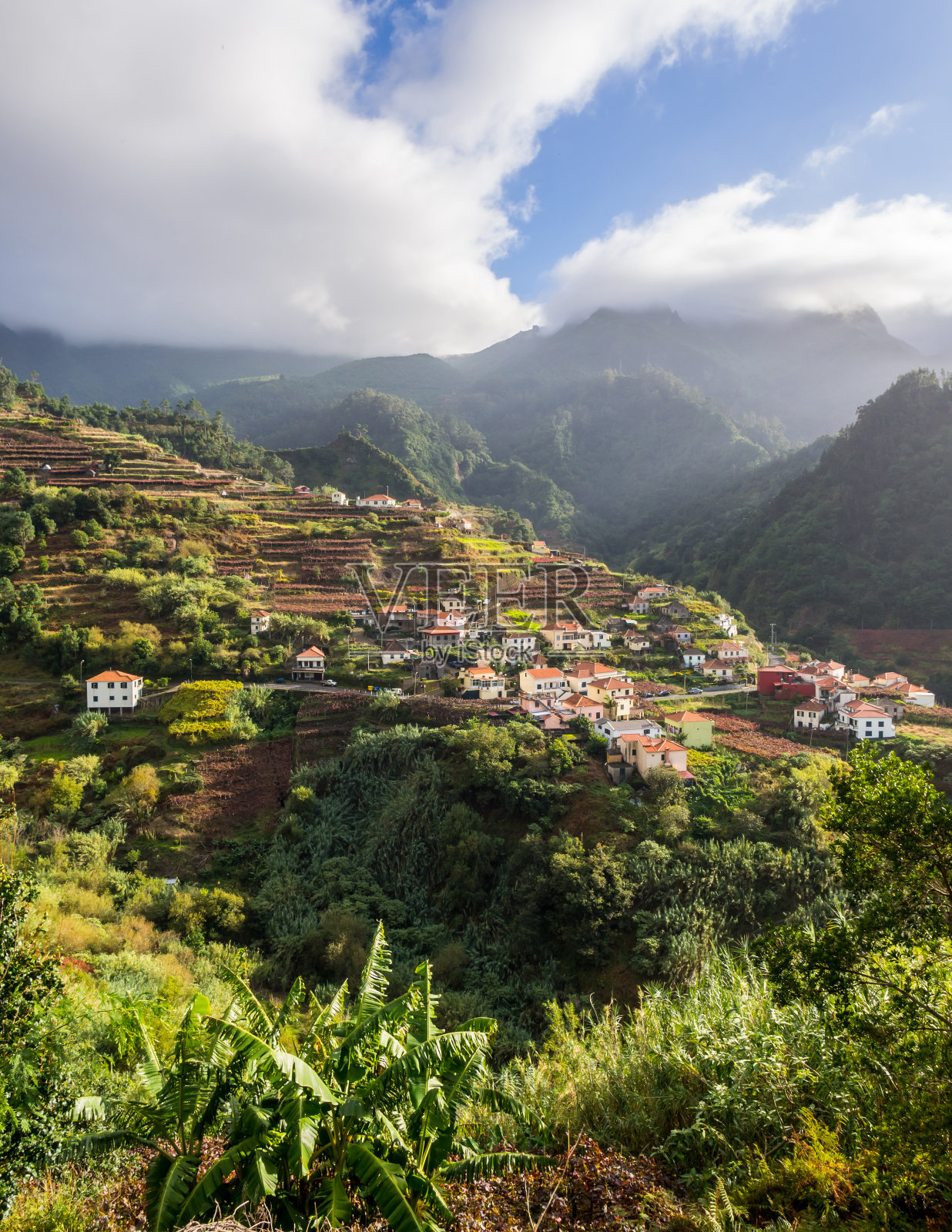 风景与一个小村庄在马德拉岛，葡萄牙照片摄影图片