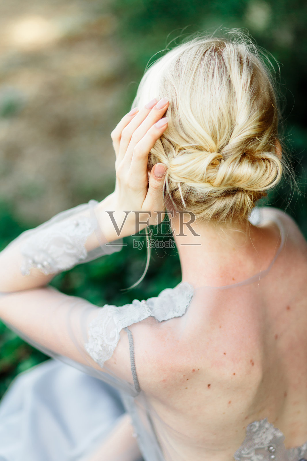 美丽的新娘头发在自然的背景美丽的婚纱。照片摄影图片