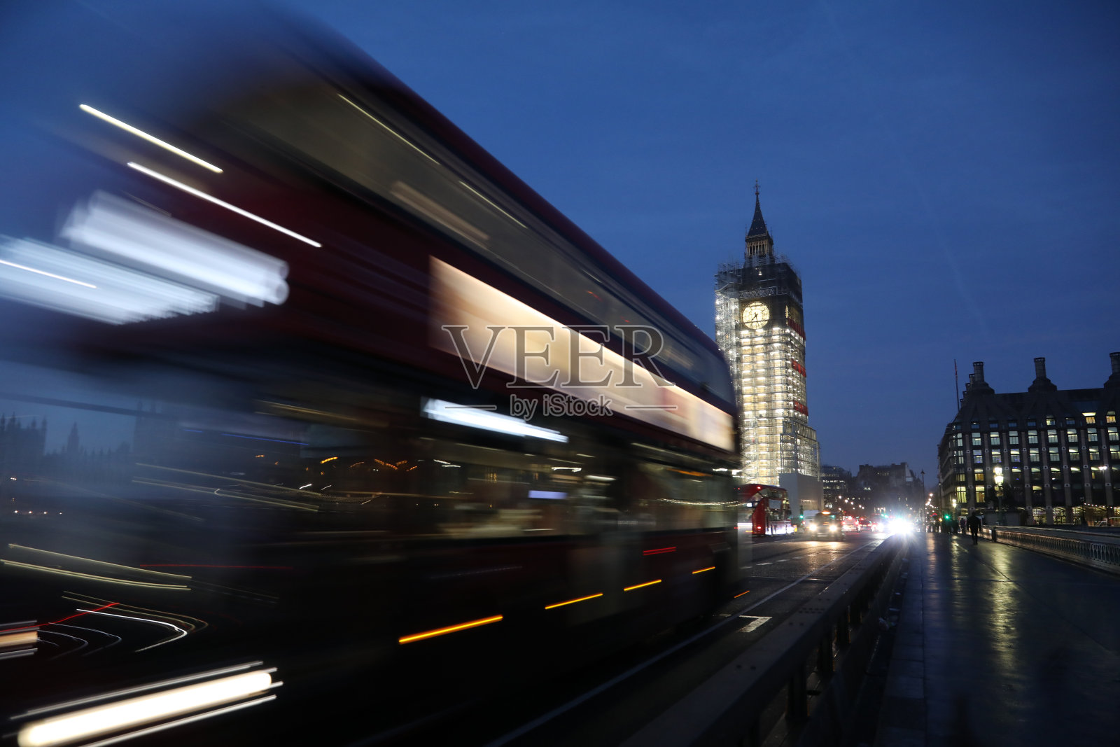 伦敦大本钟夜间交通照片摄影图片
