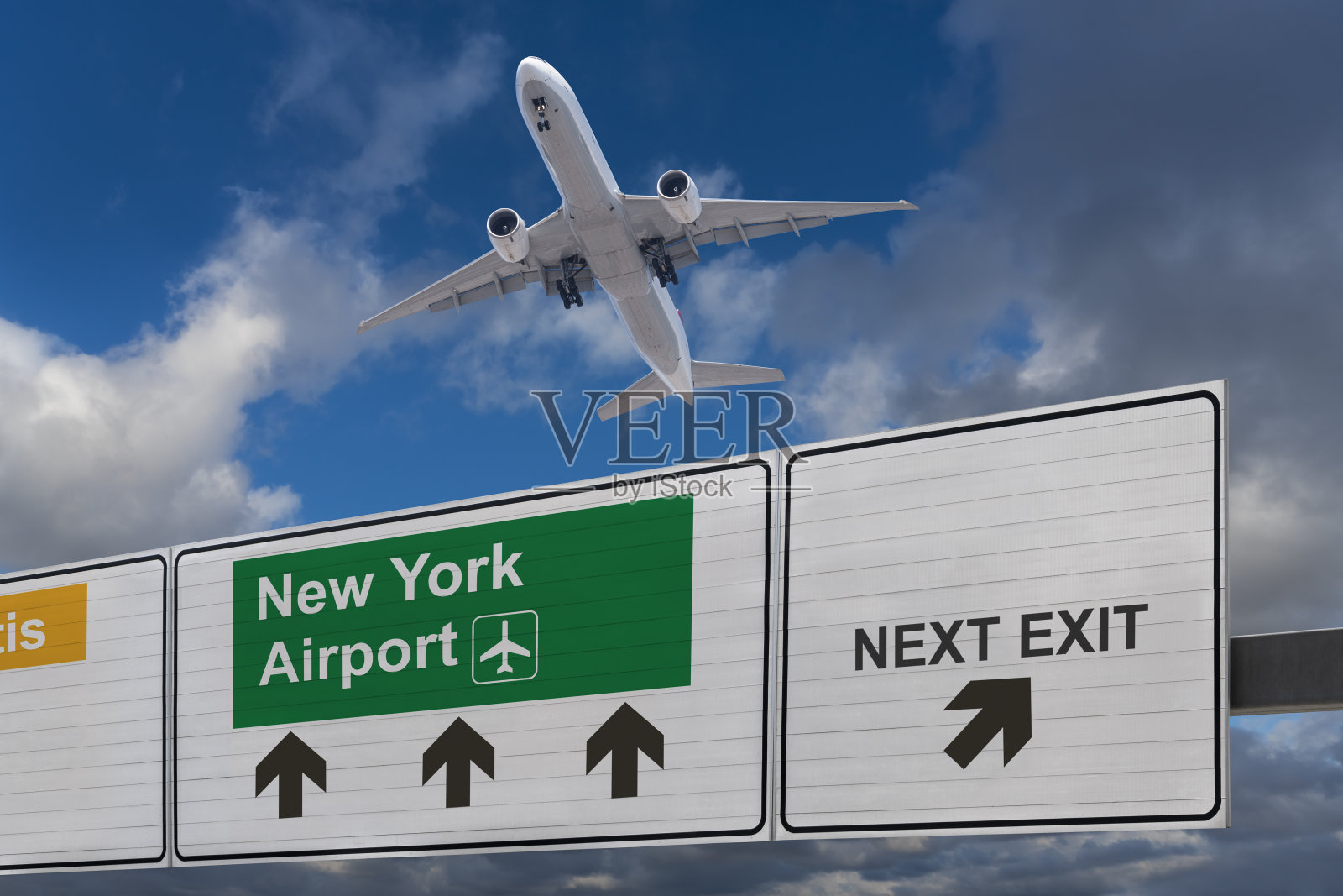 指示纽约机场方向的路标和一架刚起飞的飞机。照片摄影图片