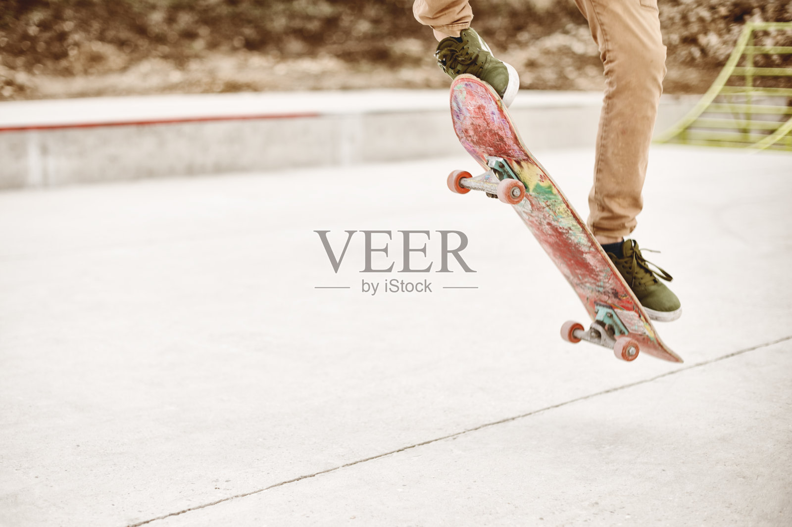 在滑板公园溜冰时滑板手脚的特写照片摄影图片