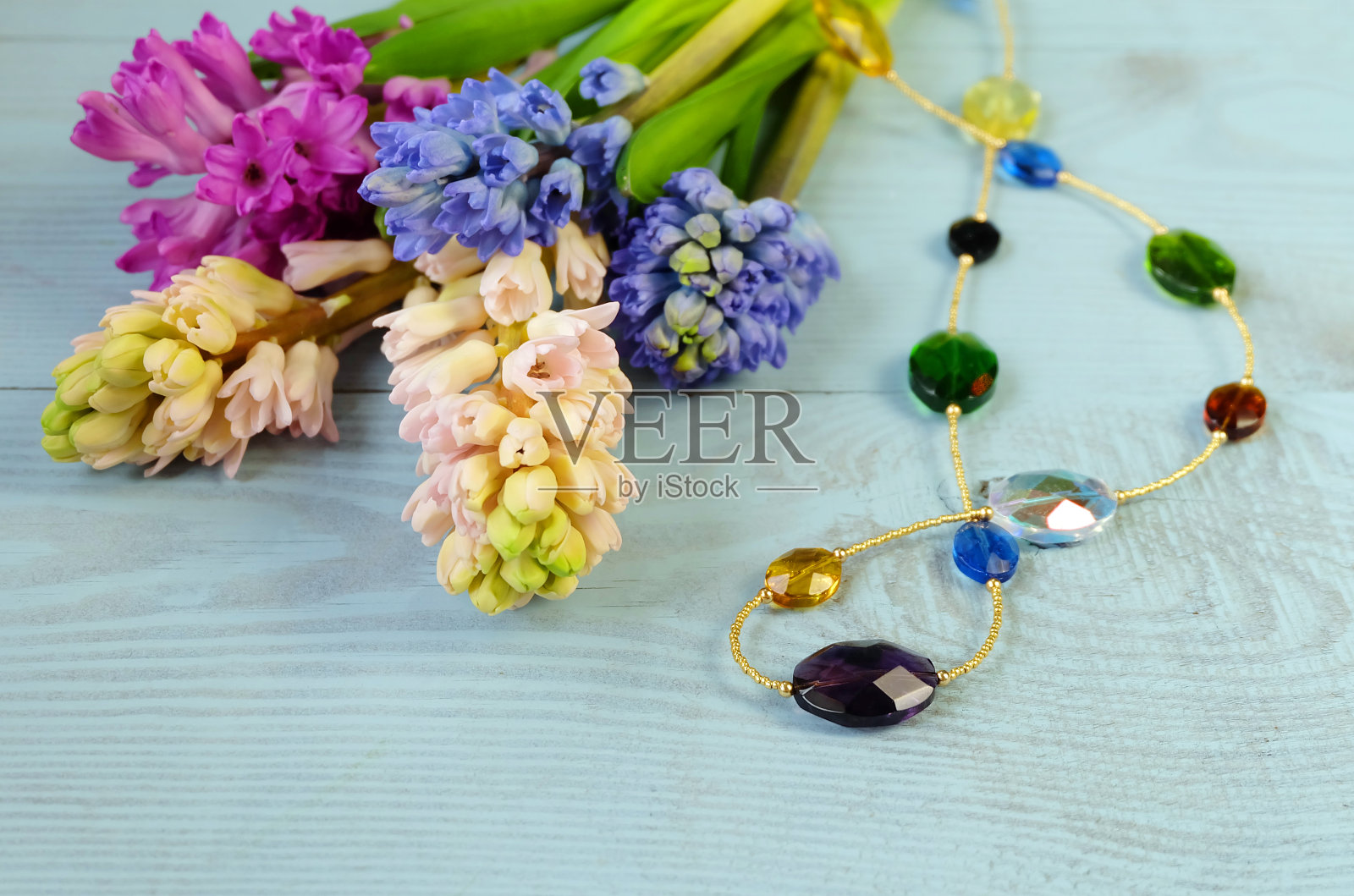 风信子花束和长玻璃珠照片摄影图片