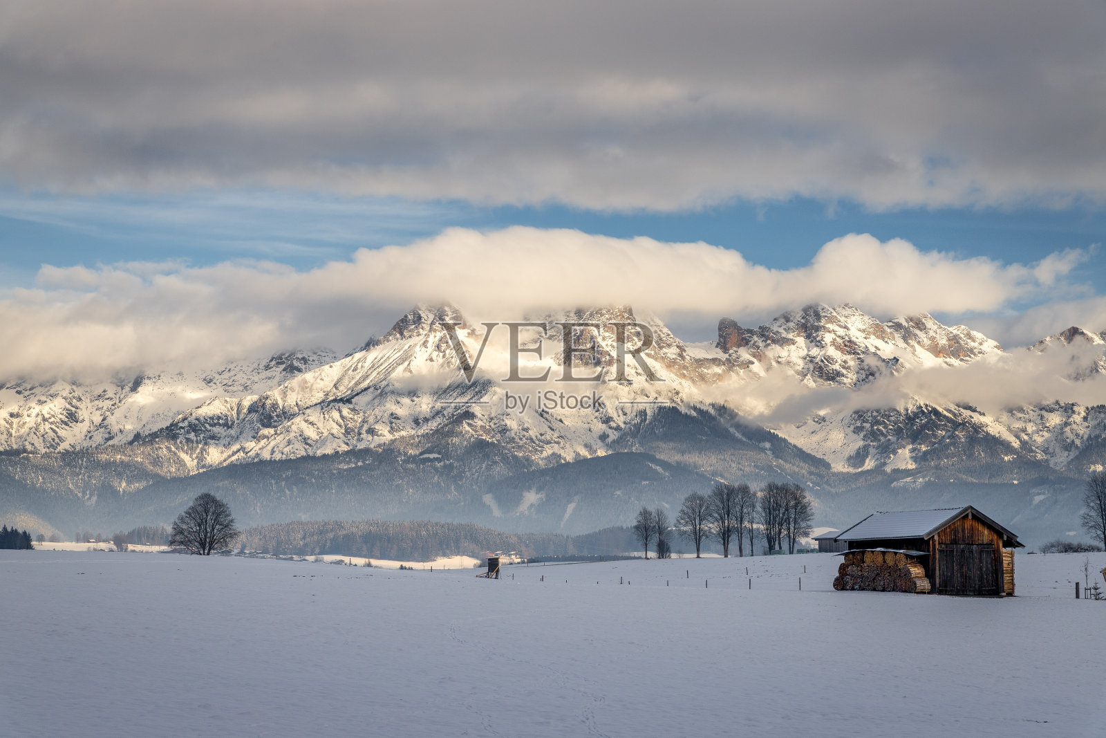 阿尔卑斯山的雪山景观，萨尔费尔登，奥地利照片摄影图片