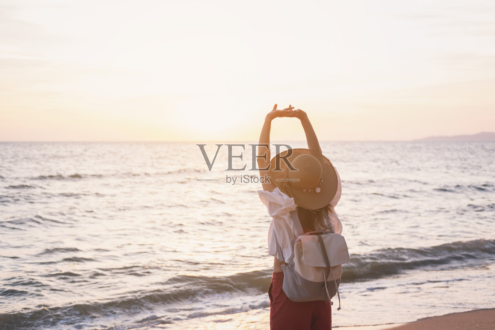 年轻的旅行者女人放松在热带海滩日落照片摄影图片
