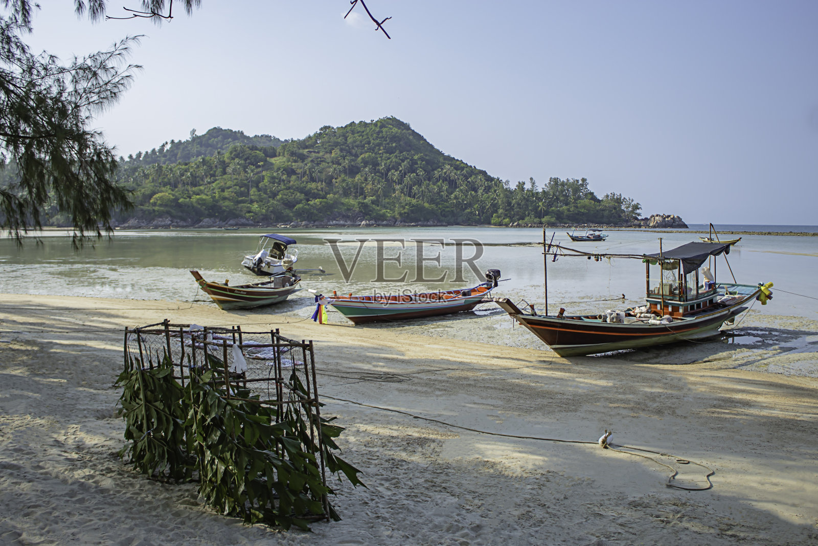 渔船停泊在泰国素拉他尼的帕岸海滩上。照片摄影图片